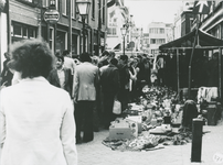 862739 Gezicht in de Willemstraat in Wijk C te Utrecht, tijdens de zaterdagse rommelmarkt, vanuit het zuiden, met op de ...